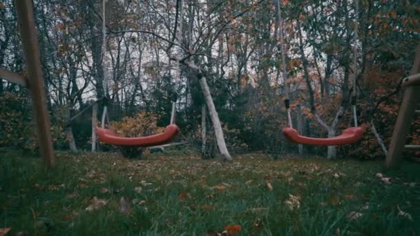 Enfants Balançoires Rouges Solitaires Balançant Dans Vent Par Une Journée — Video