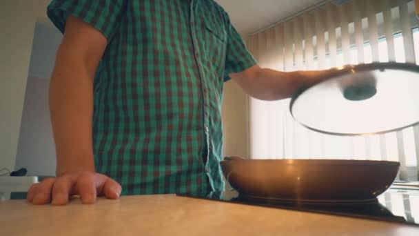 父亲穿着格子衬衫 正在家里的厨房里为孩子们做新鲜的有机晚餐 — 图库视频影像