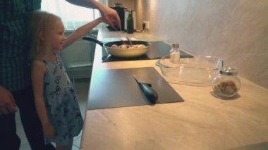 Baba ekose gömlekli tavuk drumsticks onun çocuklar için sağlıklı yemek için yerli ev mutfakta pişiyor