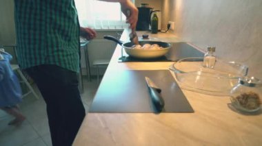 Baba ekose gömlekli tavuk drumsticks onun çocuklar için sağlıklı yemek için yerli ev mutfakta pişiyor