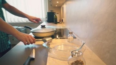 Baba ekose gömlekli tavuk drumsticks onun çocuklar için sağlıklı yemek için yerli ev mutfakta pişiyor