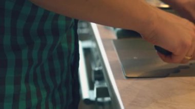 Baba ekose gömlekli tavuk drumsticks onun çocuklar için sağlıklı yemek için yerli ev mutfakta pişiyor