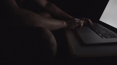 Federal suç. Adam, iddia edilen ceza kesmek, kesmek hükümet sunucuya geceleri çalışıyor. Rus düzeni ile dizüstü bilgisayar.