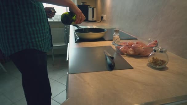 父亲穿着格子衬衫 正在家里的厨房里为孩子们做鸡腿 为他们做健康的晚餐 — 图库视频影像