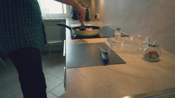父亲穿着格子衬衫 正在家里的厨房里为孩子们做鸡腿 为他们做健康的晚餐 — 图库视频影像