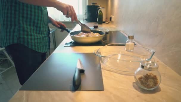 Πατέρα Ένα Καρό Πουκάμισο Είναι Μαγείρεμα Μπούτια Κοτόπουλου Για Παιδιά — Αρχείο Βίντεο