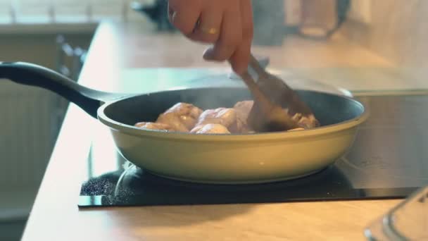 Pai Uma Camisa Xadrez Está Cozinhando Baquetas Frango Para Seus — Vídeo de Stock