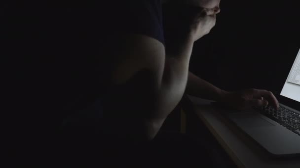 Bundesverbrechen Mann Angeblich Krimineller Hacker Versucht Nachts Regierungsserver Hacken Laptop — Stockvideo