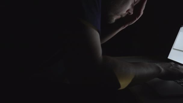 連邦犯罪 容疑者は刑事ハッカーが政府サーバーをハックしようとして夜 ロシアのレイアウトを持つノート パソコン — ストック動画