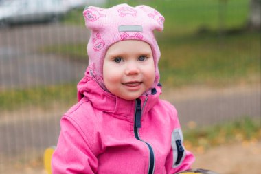 Soğuk sonbahar günü oyun çocuğun duygu