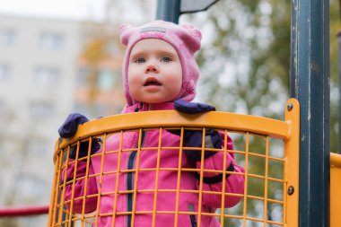 Soğuk sonbahar günü oyun çocuğun duygu