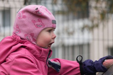 Soğuk sonbahar günü oyun çocuğun duygu