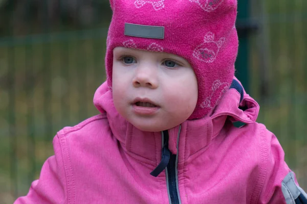 Soğuk sonbahar günü oyun çocuğun duygu