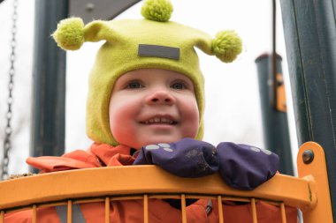 Soğuk sonbahar günü oyun çocuğun duygu