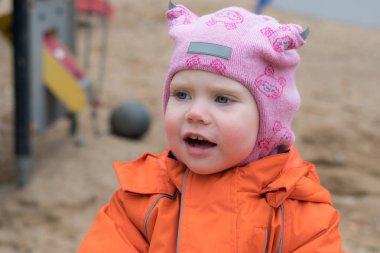 Soğuk sonbahar günü oyun çocuğun duygu