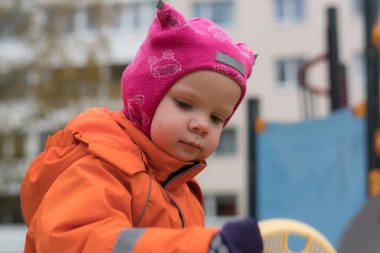 Soğuk sonbahar günü oyun çocuğun duygu