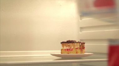 Lezzetli kek buzdolabında. Sağlıklı gıda, zor bir seçim. Sağlıklı beslenme kazanmak!