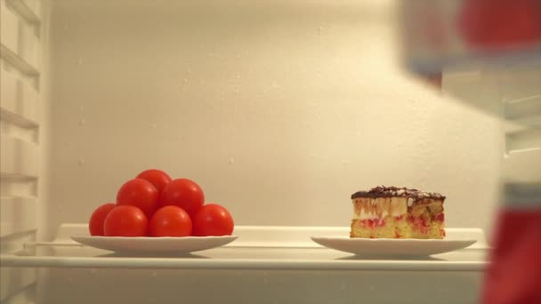 Pomidory Koktajlowe Lub Pyszne Ciasto Trudny Wybór Zdrowej Żywności Lodówki — Wideo stockowe