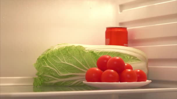 Cocktail Tomatoes Couve Chinesa Bebida Uma Escolha Difícil Comida Refrigerador — Vídeo de Stock