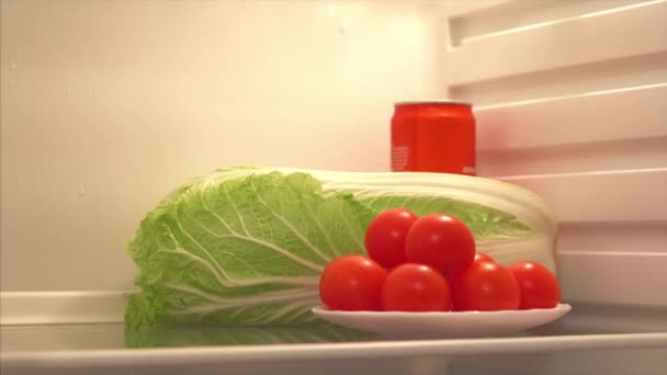 鸡尾酒番茄 大白菜或饮料 从冰箱中选择健康食品的难度 西红柿赢了 — 图库视频影像