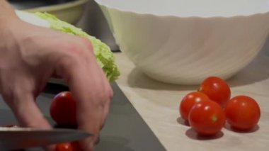 Baba çizgili gömlekli kokteyl domates ve Çin lahanası taze organik sebze salatası onun çocuklar için için yerli ev mutfakta yemek yapıyor