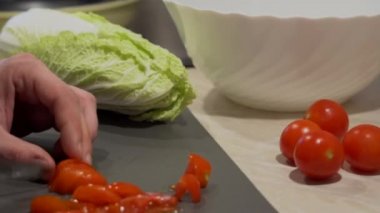 Baba çizgili gömlekli kokteyl domates ve Çin lahanası taze organik sebze salatası onun çocuklar için için yerli ev mutfakta yemek yapıyor