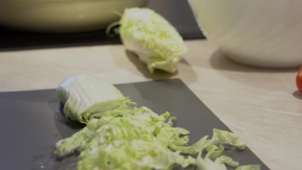 Vader Een Gestreepte Shirt Koken Verse Biologische Groente Salade Met — Stockvideo