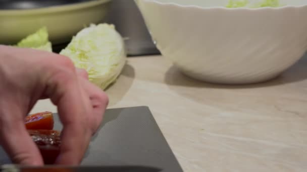 Padre Una Camisa Rayas Está Cocinando Ensalada Verduras Orgánicas Frescas — Vídeos de Stock