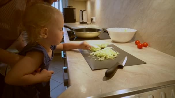 Padre Una Camisa Rayas Está Cocinando Ensalada Verduras Orgánicas Frescas — Vídeos de Stock