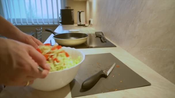 Padre Una Camisa Rayas Está Cocinando Ensalada Verduras Orgánicas Frescas — Vídeo de stock