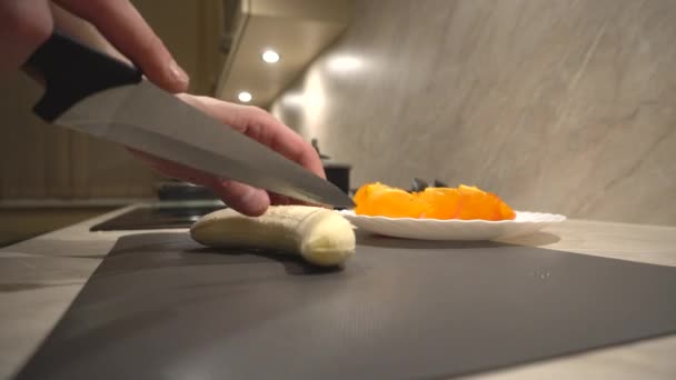 Vater Schneidet Frische Bio Banane Für Seine Kinder Zum Nachmittagssnack — Stockvideo