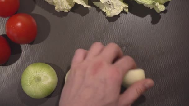 Mann Schneidet Frische Bio Zwiebeln Für Vegane Gerichte — Stockvideo