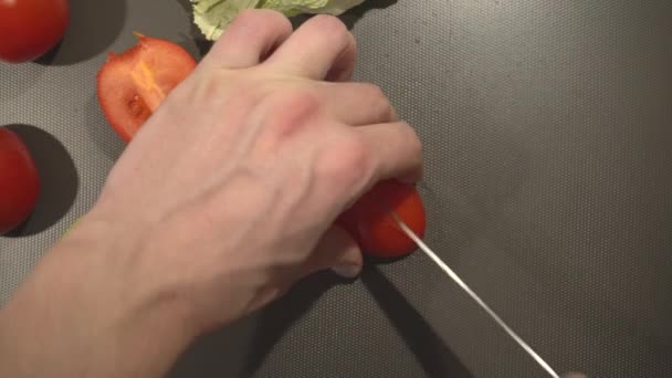Homem Está Cortando Tomate Orgânico Fresco Para Pratos Vegan — Vídeo de Stock