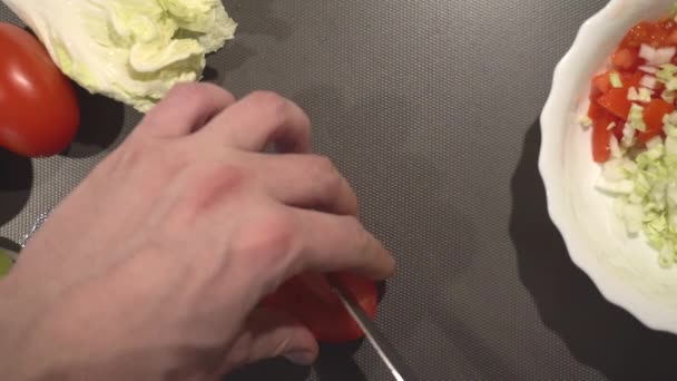 Uomo Sta Tagliando Pomodoro Biologico Fresco Piatti Vegani — Video Stock