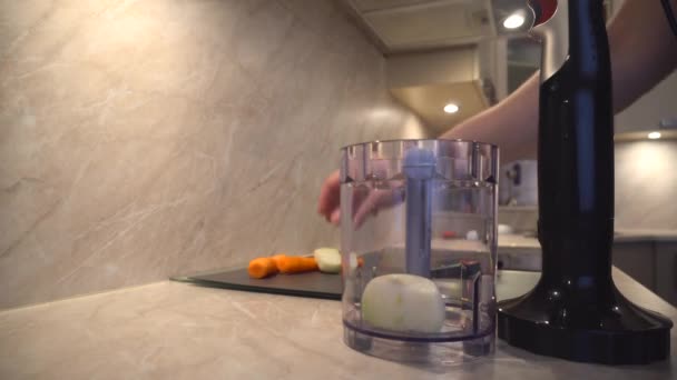 Père cuisine, hachant des carottes et des oignons biologiques frais 