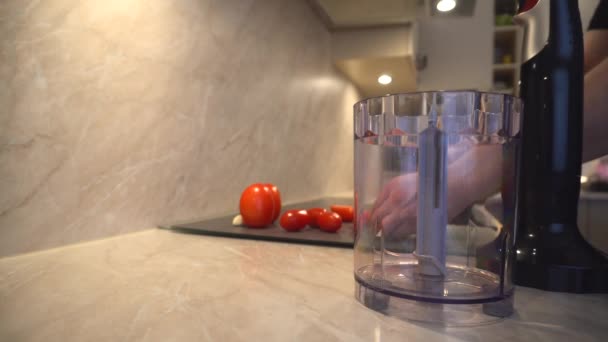 父亲正在做饭 父亲准备新鲜的有机西红柿和大蒜切碎 — 图库视频影像