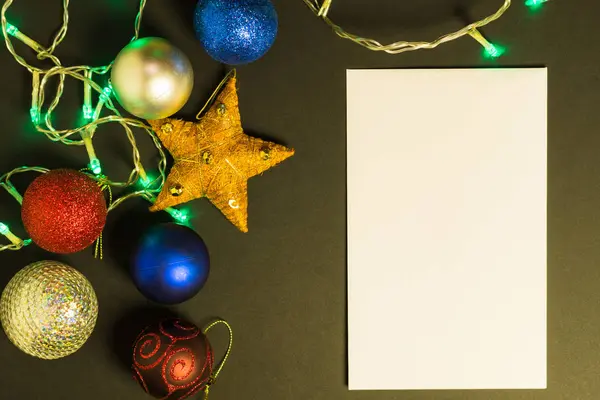 Juguetes Navidad Papel Blanco Para Letra Sobre Fondo Oscuro — Foto de Stock