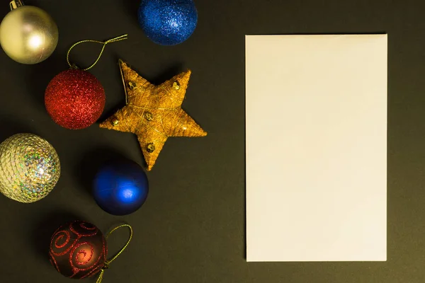 Juguetes Navidad Papel Blanco Para Letra Sobre Fondo Oscuro — Foto de Stock