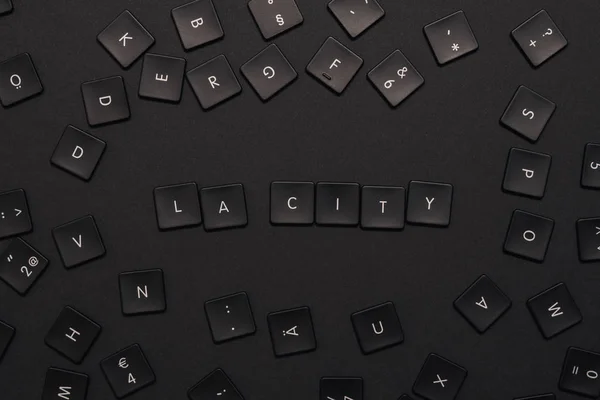 Λέξεις Πόλη Που Συναρμολογούνται Από Μαύρο Πληκτρολόγιο Κλειδιά Σκούρο Φόντο — Φωτογραφία Αρχείου