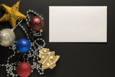 Bir parça kağıt kopya alanı ve karanlık bir arka plan üzerinde Noel süsleri