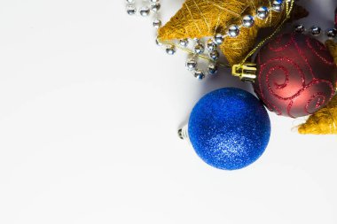 Noel kartları için beyaz bir arka plan üzerinde Noel oyuncaklar ve