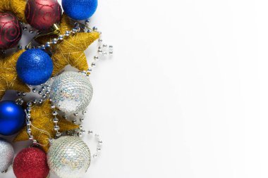 Noel kartları için beyaz bir arka plan üzerinde Noel oyuncaklar ve