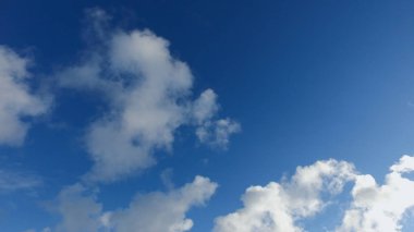 Soğuk kış günü mavi gökyüzünde bulutlar