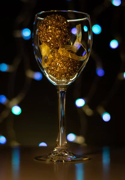 Weihnachtskarten Weinglas Mit Rotem Blauem Und Goldenem Weihnachtsschmuck Auf Dunklem — Stockfoto