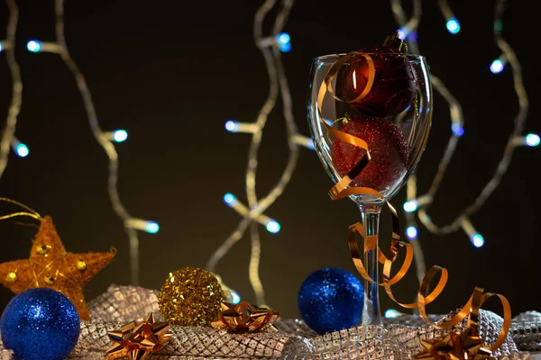 Cartões Natal Copo Vinho Com Decorações Natal Vermelho Azul Dourado — Fotografia de Stock