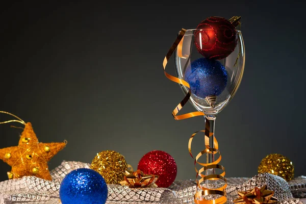 Tarjetas Navidad Copa Vino Con Decoraciones Navidad Rojas Azules Doradas — Foto de Stock