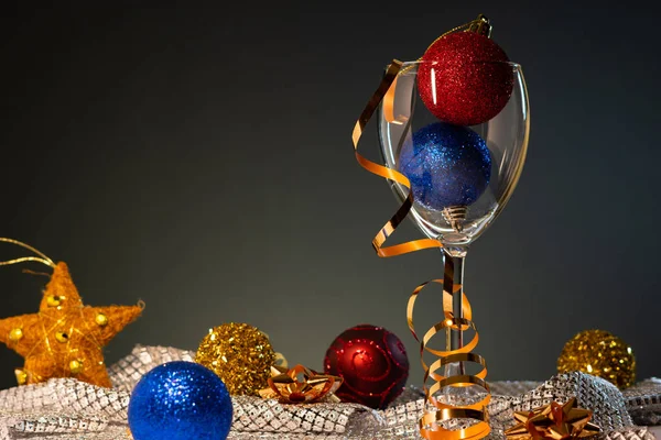 Tarjetas Navidad Copa Vino Con Decoraciones Navidad Rojas Azules Doradas — Foto de Stock