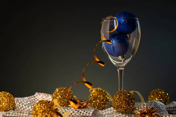 Cartão Natal Copo Vinho Com Decorações Natal Azul Dourado Fundo — Fotografia de Stock