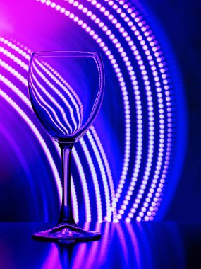 Hafta sonları ve tatillerde club parlak gecede şarap kadehi
