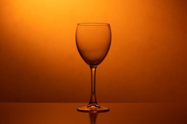 Hafta sonları ve tatillerde club parlak gecede şarap kadehi